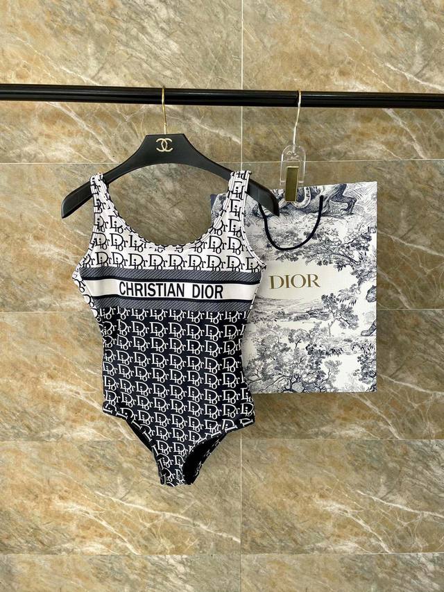 特价 Dior新款泳衣 适合多种场景的游泳衣 海边游泳池 温泉 水上乐园 漂流都可以内搭也完全可以 连体设计遮肉显高挑 腹部有点肉肉也不影响咱美美的 背面设计大